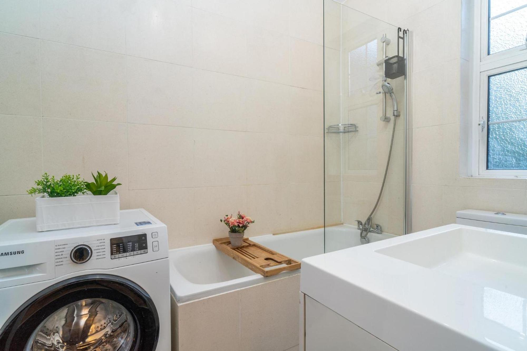Location! 2 Bed/2Bath - Pro Host Apartment ลอนดอน ภายนอก รูปภาพ