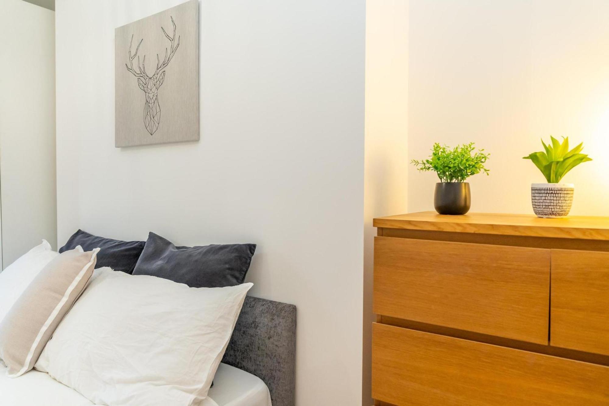 Location! 2 Bed/2Bath - Pro Host Apartment ลอนดอน ภายนอก รูปภาพ