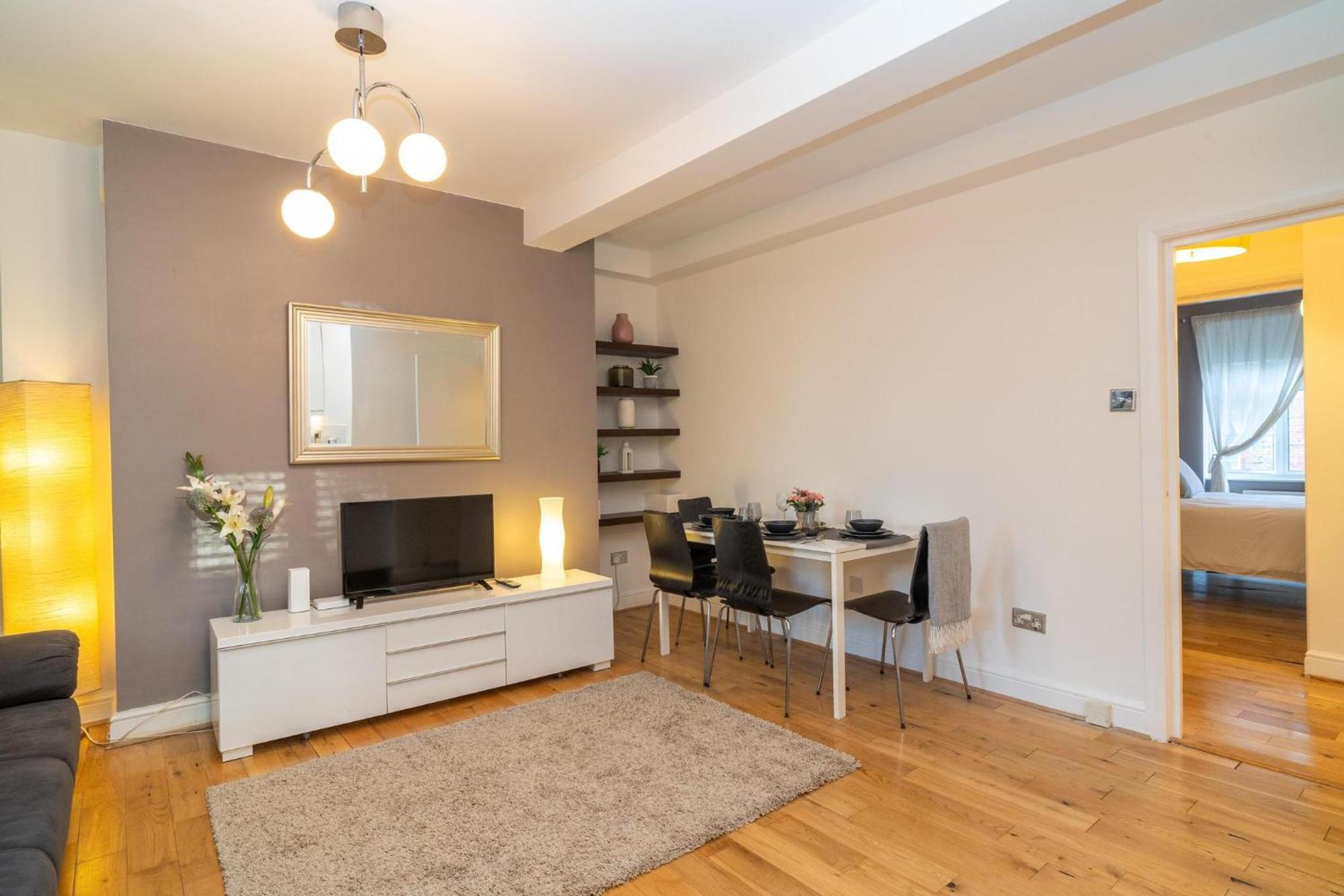 Location! 2 Bed/2Bath - Pro Host Apartment ลอนดอน ภายนอก รูปภาพ