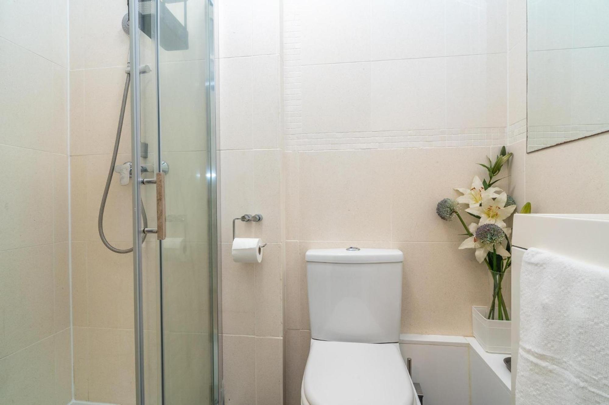 Location! 2 Bed/2Bath - Pro Host Apartment ลอนดอน ภายนอก รูปภาพ