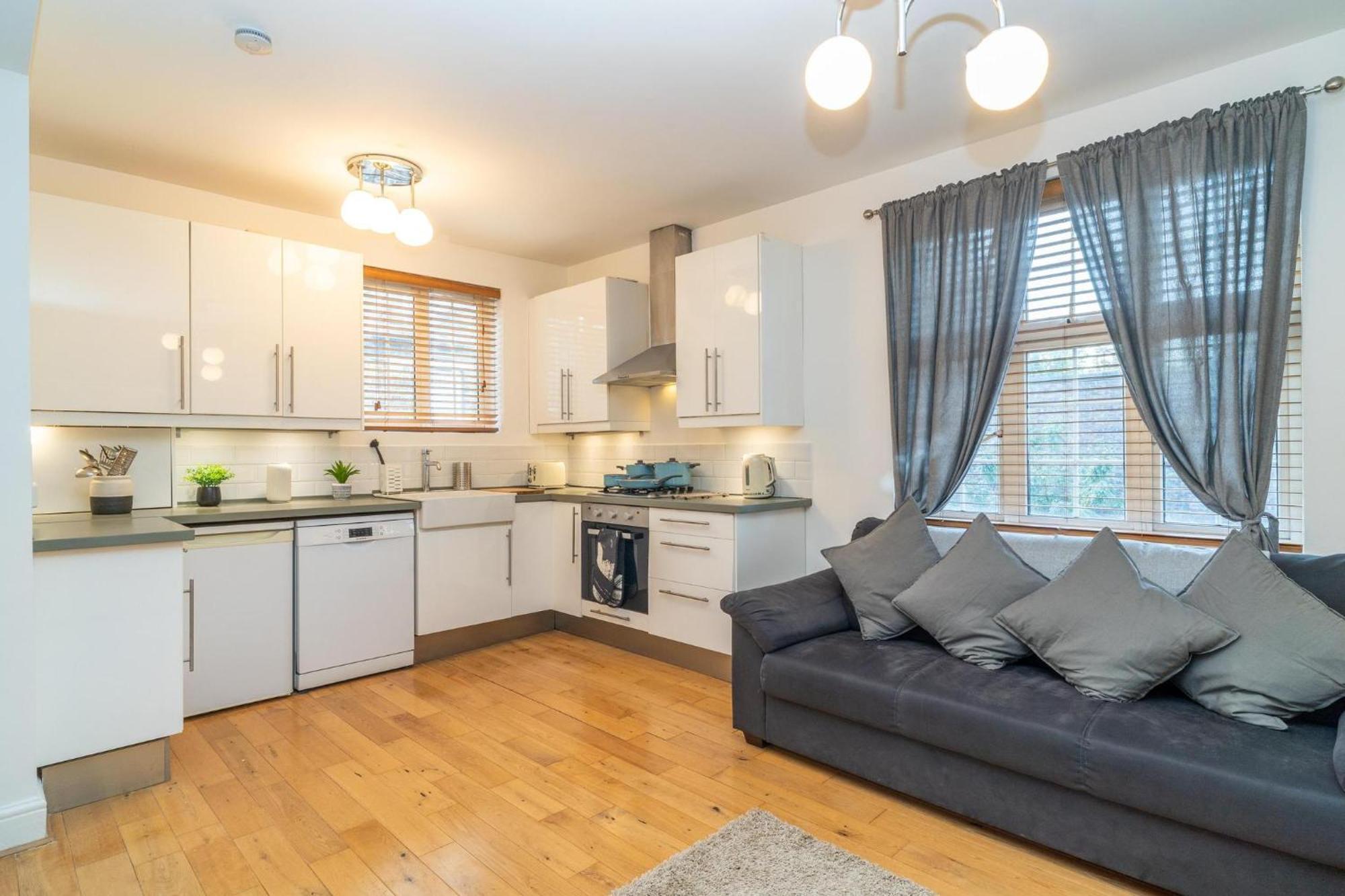 Location! 2 Bed/2Bath - Pro Host Apartment ลอนดอน ภายนอก รูปภาพ