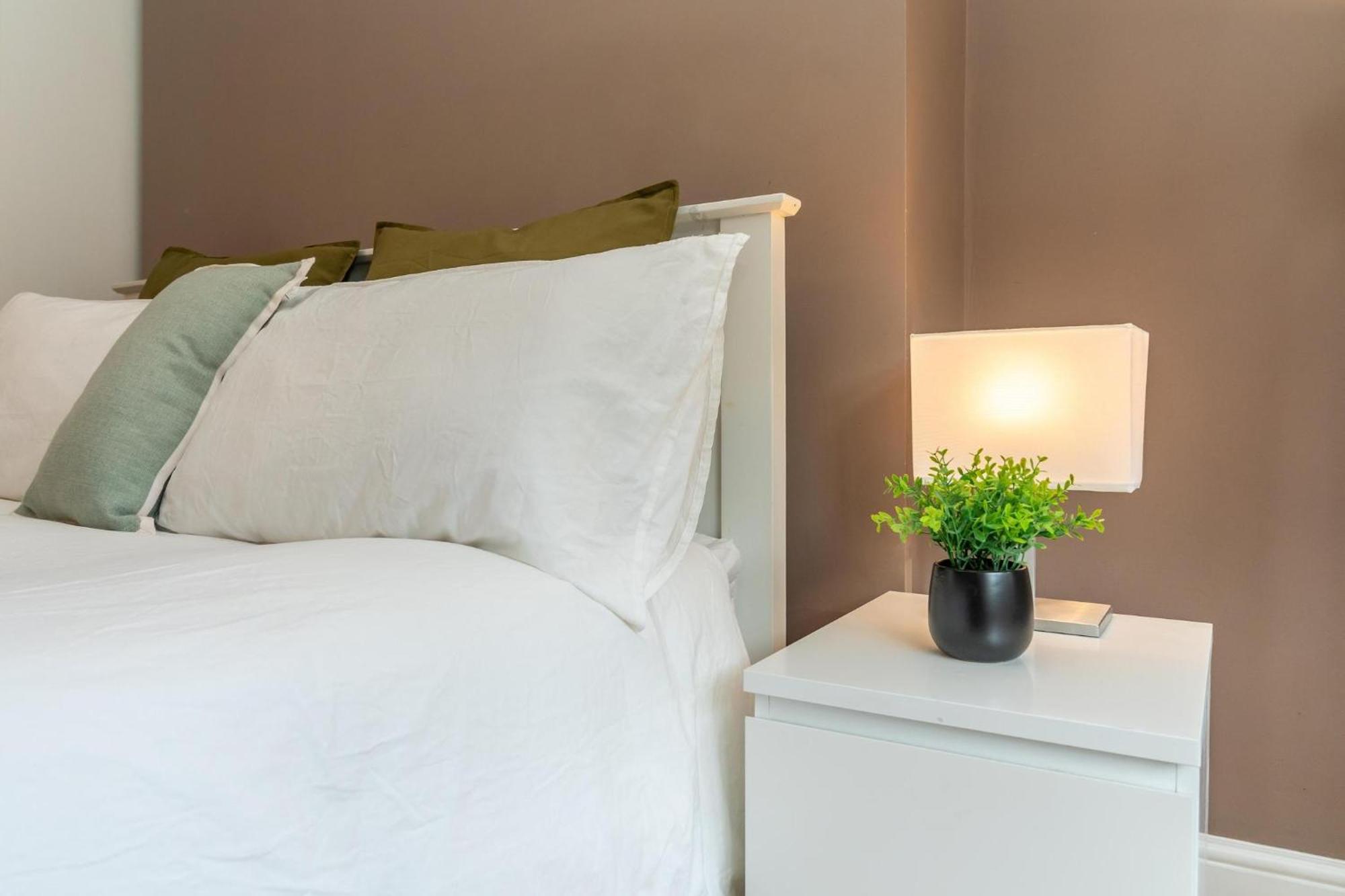 Location! 2 Bed/2Bath - Pro Host Apartment ลอนดอน ภายนอก รูปภาพ