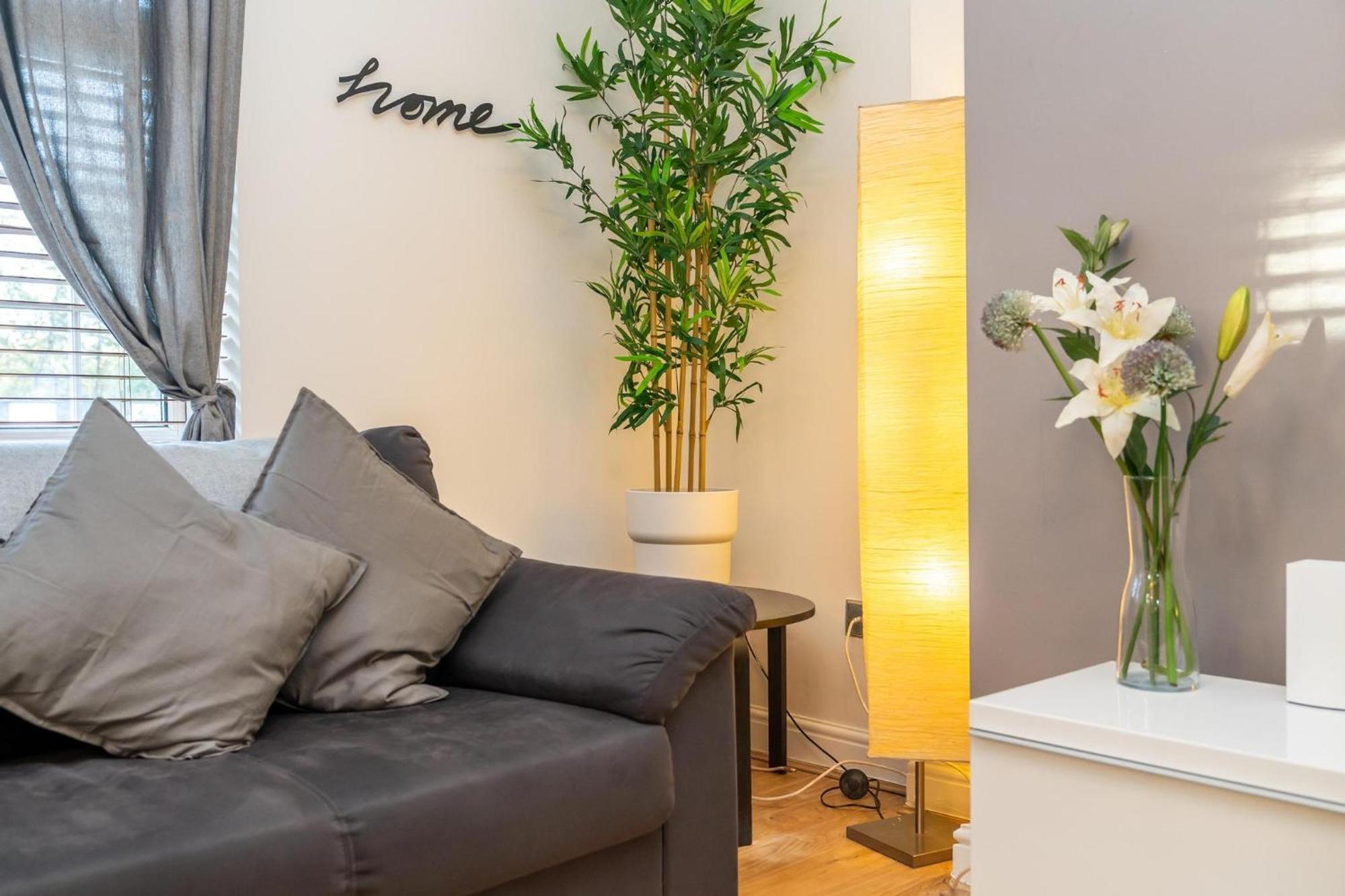 Location! 2 Bed/2Bath - Pro Host Apartment ลอนดอน ภายนอก รูปภาพ